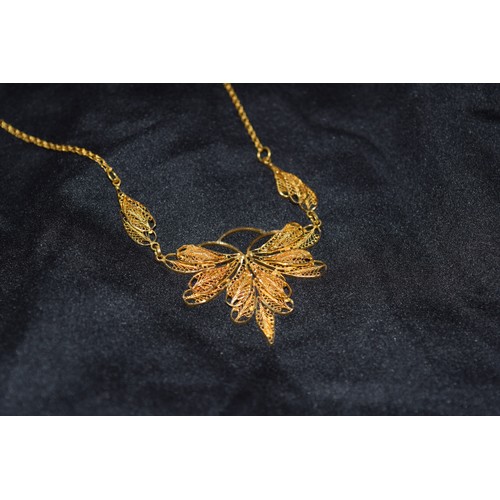 151 - ContinentalCirca 1960A palm leaf filigree necklaceWith fancy link back chainWeight: Approx. 11.8 gra... 