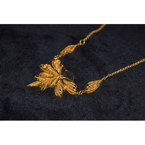 151 - ContinentalCirca 1960A palm leaf filigree necklaceWith fancy link back chainWeight: Approx. 11.8 gra... 