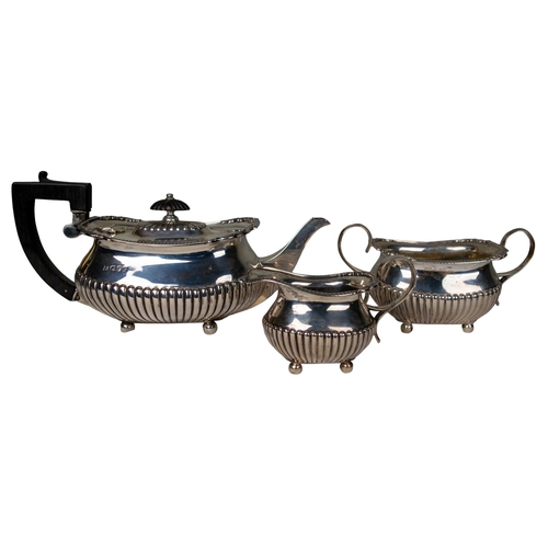 117 - British20th CenturyA silver tea set, including teapot, milk jug and sugar bowlHallmarked William Hut... 