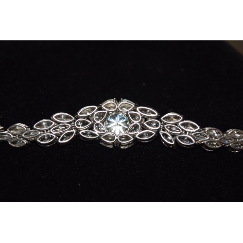 24 - Circa 1990A fine diamond and platinum braceletSet to the centre with a brilliant cut diamond estimat... 