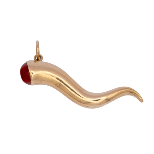 79 - ContinentalCirca 1960An 18 carat yellow gold and agate horn broochWeight: Approx. 5 grams... 