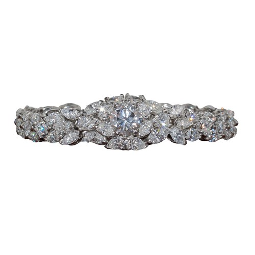 24 - Circa 1990A fine diamond and platinum braceletSet to the centre with a brilliant cut diamond estimat... 