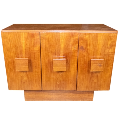 159 - Circa 1950sA wood commodeDimensions:27 in. (H) x 35 in. (W) x 19 in. (D)... 