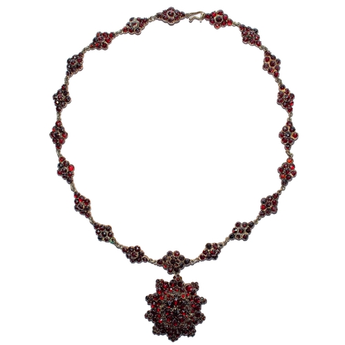 59 - ContinentalAntiqueA Bohemian garnet necklace with locket pendantDimensions: 40 cm. (L)... 