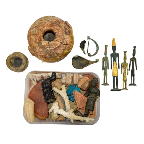 407 - AntiqueA box of archaeological fragments and fibula, with also two Egyptian funerary urnsTo be sold ... 