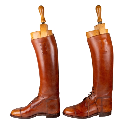 502 - BritishAntiqueA pair of brown leather riding boots by Tom Hill of Knightsbridge, with original woode... 