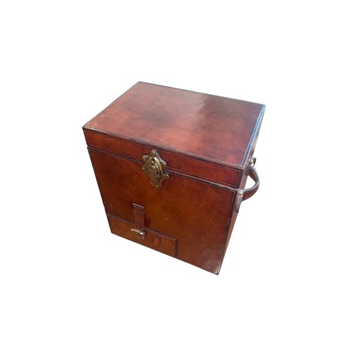 124A - 19th Century, Brown leather drinks case, for shooting.Includes wine cooler, cups and leather handle ... 