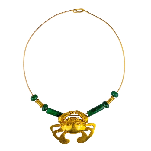 51 - ContinentalCirca 1980An unusual nephrite and yellow metal crab necklaceStamped 14kWeight: Approx. 42... 