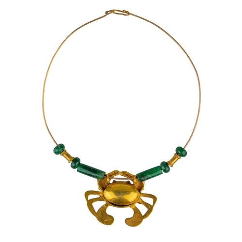 51 - ContinentalCirca 1980An unusual nephrite and yellow metal crab necklaceStamped 14kWeight: Approx. 42... 