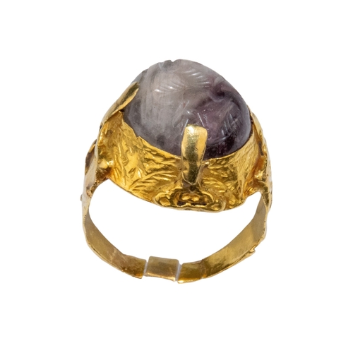 54 - EuropeanAncientAgold and carved amethyst dress ringRing size: H 1/2Weight: Approx. 8.12 gr... 