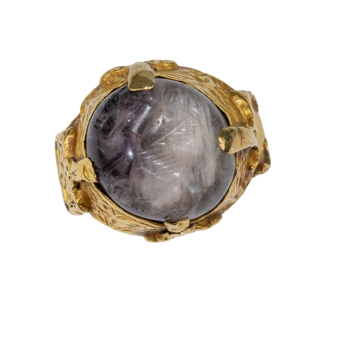 54 - EuropeanAncientAgold and carved amethyst dress ringRing size: H 1/2Weight: Approx. 8.12 gr... 