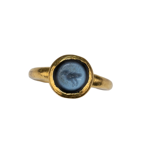 55 - EuropeanAncientA yellow gold and sardonyx ringThe sardonyx engraved with a falconRing Size: D 1... 