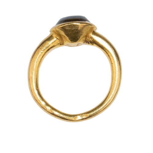 55 - EuropeanAncientA yellow gold and sardonyx ringThe sardonyx engraved with a falconRing Size: D 1... 