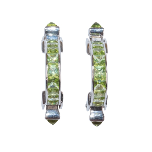 67 - ContinentalCirca 2000A pair of peridot and white gold stirrup cufflinksWith cabochon peridot termina... 