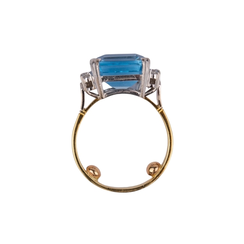 86 - BritishCirca 1970An aquamarine, diamond and 18 carat gold dress ringSet to the centre with a step cu... 