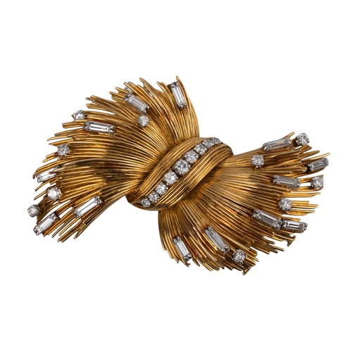 19 - FrenchCirca 1960A fine 18 carat gold and diamond stylised wheat sheaf bow clip broochSet throughout ... 