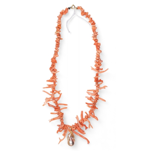 62 - ContinentalContemporaryA spiky coral and Baroque pearl necklaceWeight: Approx. 58.43 gramsDimensions... 