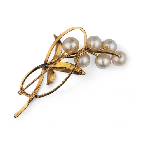 6 - ContinentalCirca 1960A cultured pearl and 14 carat yellow gold spray broochWeight: Approx. 10.71 gra... 