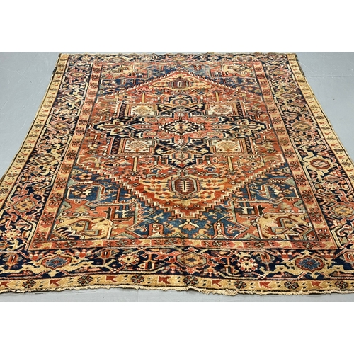 279 - A large Heriz carpetDimensions:300 cm x 235 cm