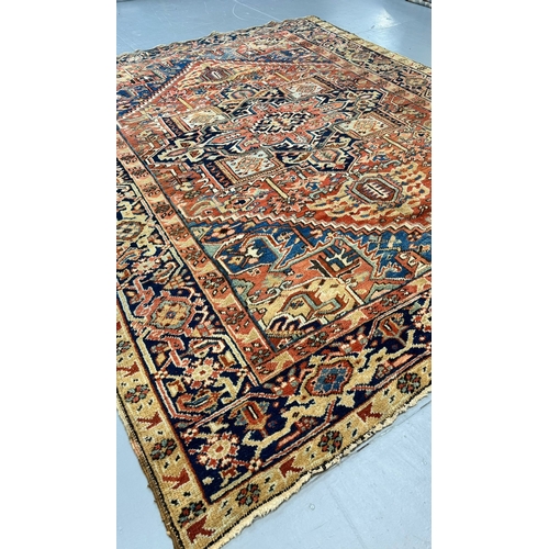 279 - A large Heriz carpetDimensions:300 cm x 235 cm