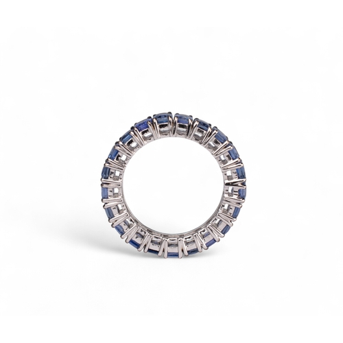 133 - Continental, ContemporaryAn 18 carat white gold and square-shaped blue sapphire band ring.The band s... 