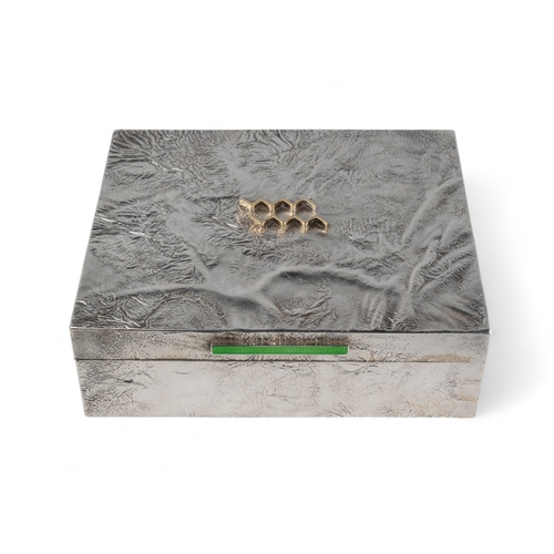 390 - 20th CenturyA Samorodok silver box with green enamel handle to frontHallmarked SJ Rose and Sons, 197... 