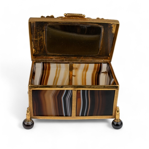 670 - 19th Century,A small lidded agate box with central enamelled picture inserted into the lid on four r... 