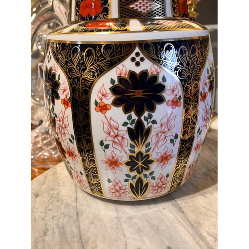 178N - 20th Century, Royal Crown DerbyA set of '1128 Old Imari' pattern porcelain. To include two gilt tazz... 