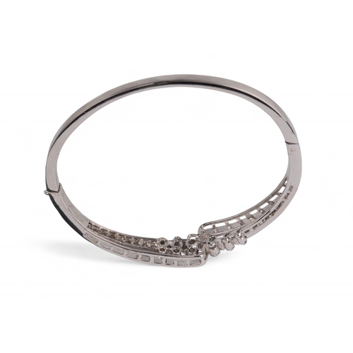 104 - ContemporaryA small diamond bangle set throughout with brilliant cut diamonds.Size: Approx. 5.5 cm. ... 