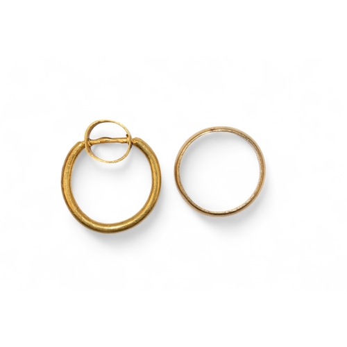 62 - IndianTwo yellow gold hoop rings, one with swivel decoration.Weight:Approx. 6.49 g.... 