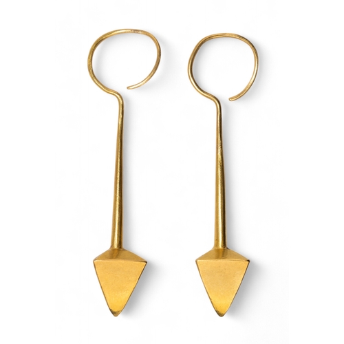 65 - Indian, AntiqueA striking pair of arrowhead ear pendants.Weight:Approx. 16.92 g.... 