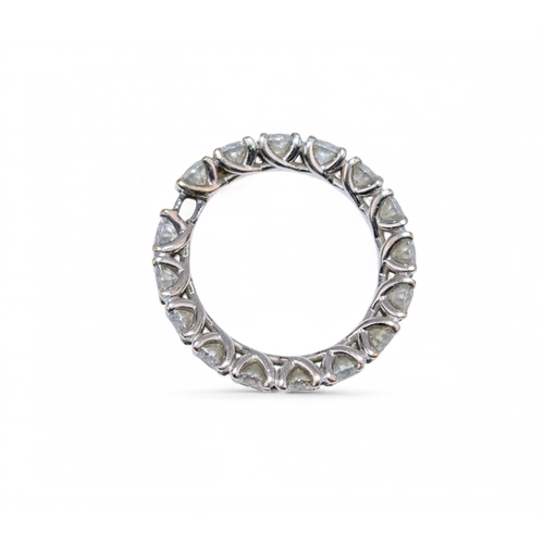 69 - 1990sA fine brilliant cut diamond and 18 k gold hoop ring. Set with sixteen brilliant cut diamonds. ... 