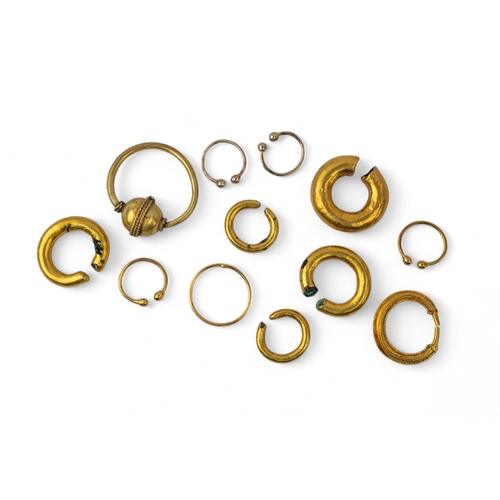 74 - Indian, AntiqueA mixed lot of twelve yellow gold filled nose rings.Weight:Approx. 25.95 g.... 