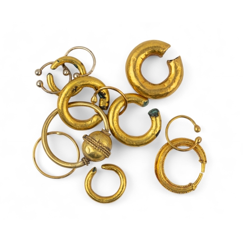 74 - Indian, AntiqueA mixed lot of twelve yellow gold filled nose rings.Weight:Approx. 25.95 g.... 