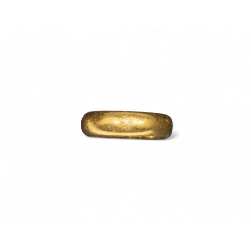 85 - IndianA heavy yellow gold hoop ringWeight:Approx. 9.78 g.