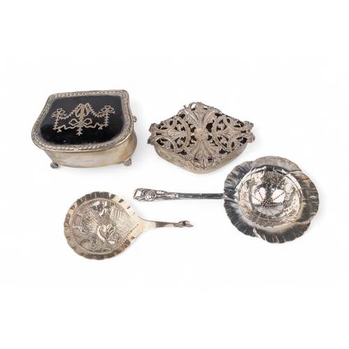 190 - A mixed lot of four silver items, to include:[a] A silver and tortoiseshell lidded box, lined in vel... 