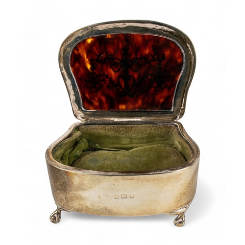 190 - A mixed lot of four silver items, to include:[a] A silver and tortoiseshell lidded box, lined in vel... 