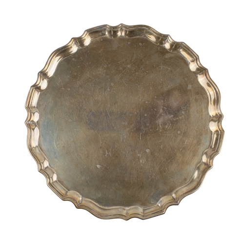 191 - Circa 1920sA silver three-footed pie crust salver.Weight: Approx. 364 g.