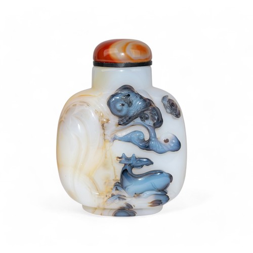 516 - Chinese, 18th/19th centuryA very fine agate cameo snuff bottle. Beautifully carved in relief lingzi ... 