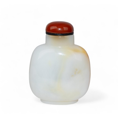 516 - Chinese, 18th/19th centuryA very fine agate cameo snuff bottle. Beautifully carved in relief lingzi ... 