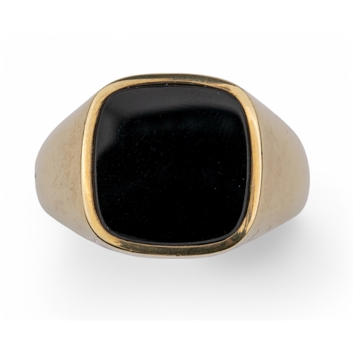 112 - 1980sA black onyx and yellow metal cushion shaped signet ringWeight: 7.99 grams approximatelyFinger ... 