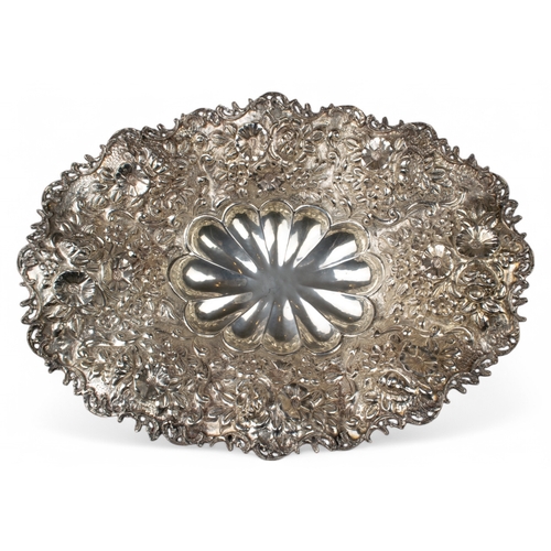 172 - A pair of silver pierced dishes with foliate vine decorationsHallmarked '900' Property of a nob... 