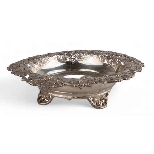 178 - An Atkin Brothers silver bowl with pierced vine leaf borderHallmarked Sheffield, 1929Approximate wei... 