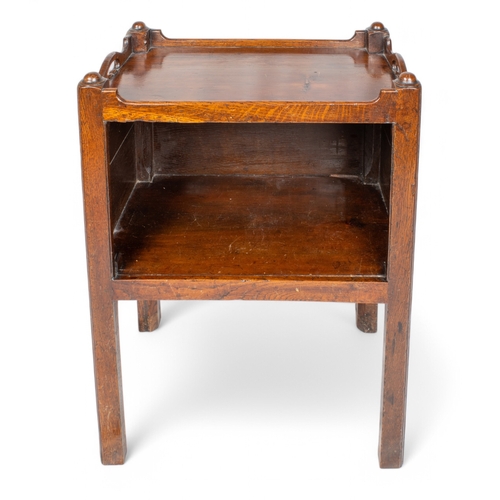 268 - Georgian styleA mahogany bedside tableTo be sold without reserveDimensions:26.5 in. (H) x 19 in. (W)... 