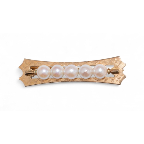105 - Circa 1960sA yellow gold and natural pearl bar broochTotal length: Approx. 4 cm.Total weight: Approx... 