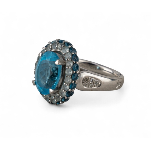10 - A 14 ct white gold and blue topaz cluster ring.Finger size: M 1/2Total weight: Approx. 8.6 g.... 