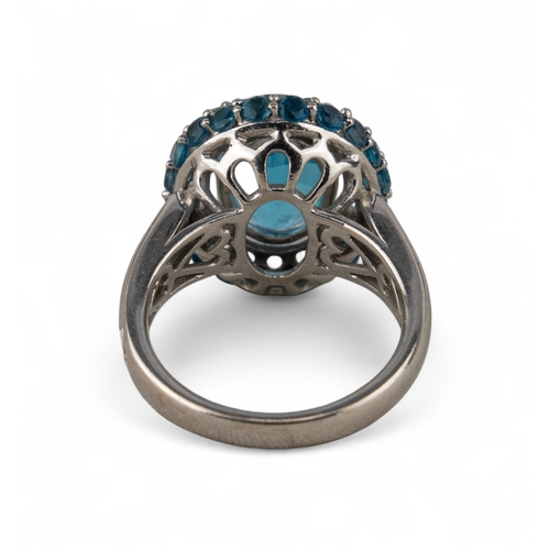 10 - A 14 ct white gold and blue topaz cluster ring.Finger size: M 1/2Total weight: Approx. 8.6 g.... 