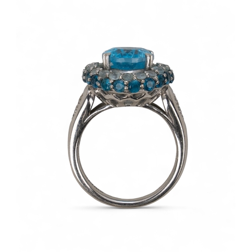 10 - A 14 ct white gold and blue topaz cluster ring.Finger size: M 1/2Total weight: Approx. 8.6 g.... 