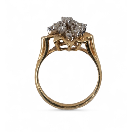 11 - Circa 1970sA 14 ct gold and diamond-set cluster ringFinger size: OTotal weight: Approx. 5 g.... 