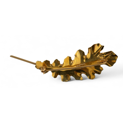 27 - An 18k gold acorn leaf brooch, with a single pearlTotal weight: Approx. 6.5 g.